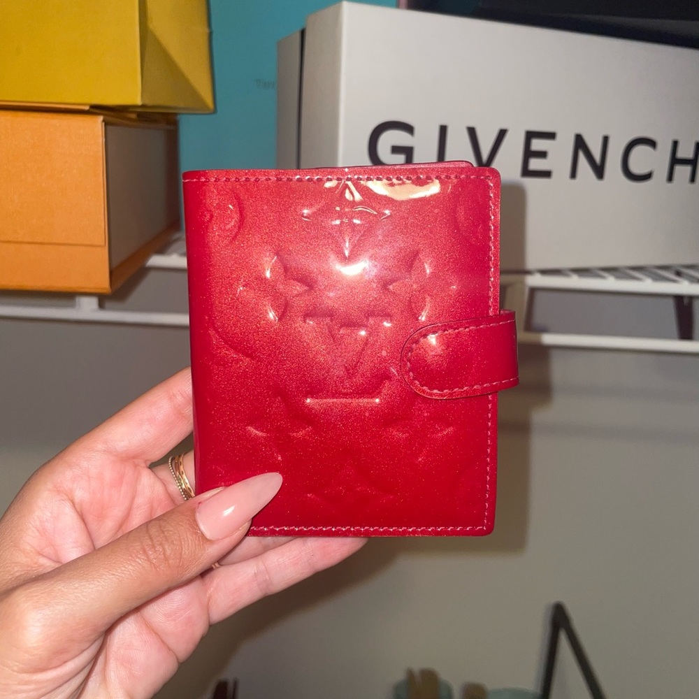 Louis Vuitton Vernis Agenda Cover monogram wallet.